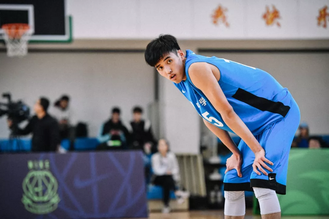 关于教练意外成为滑板高手，展现超凡运动天赋的信息