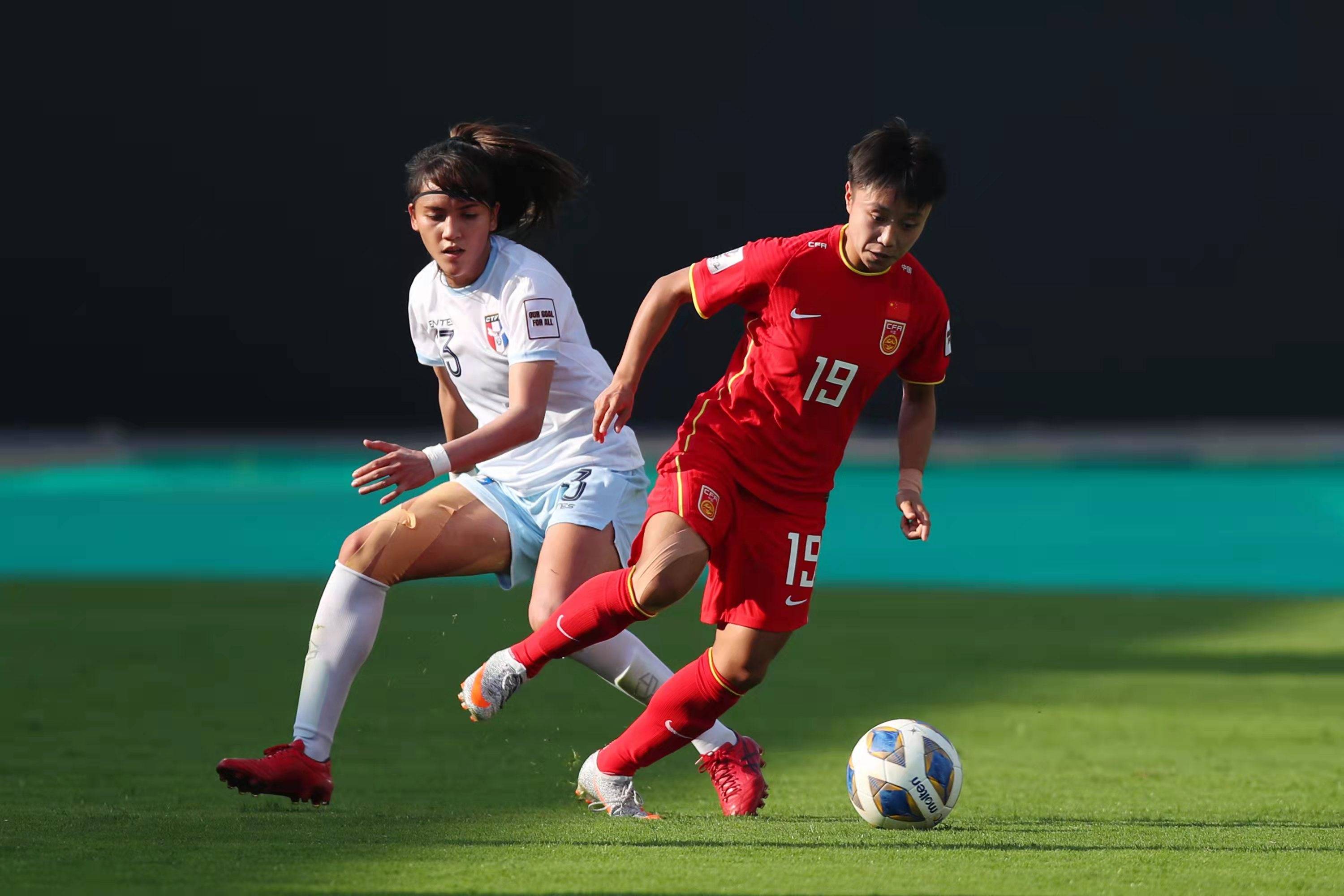 中国女足球员争取荣誉，备战国际比赛