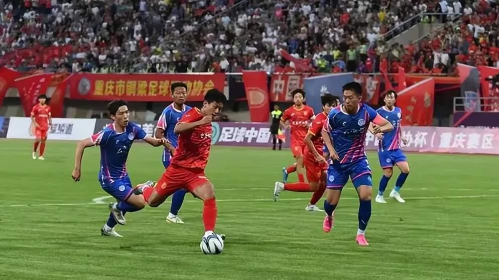 足球赛场鏖战，胜负将在球员间决定