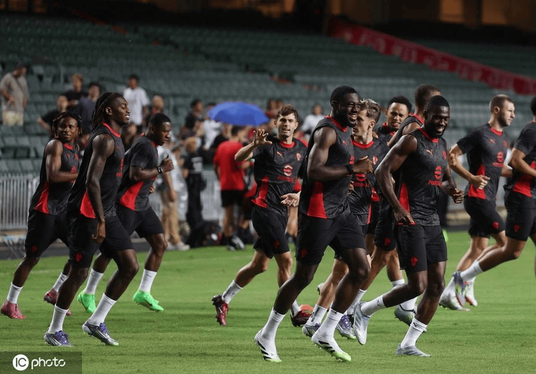 AC米兰备战下一轮比赛，全队士气高涨