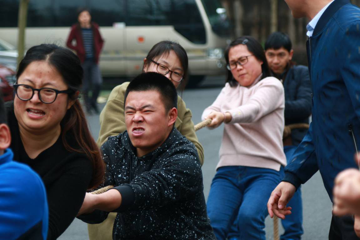 某队队员集体发力，士气高昂赢球