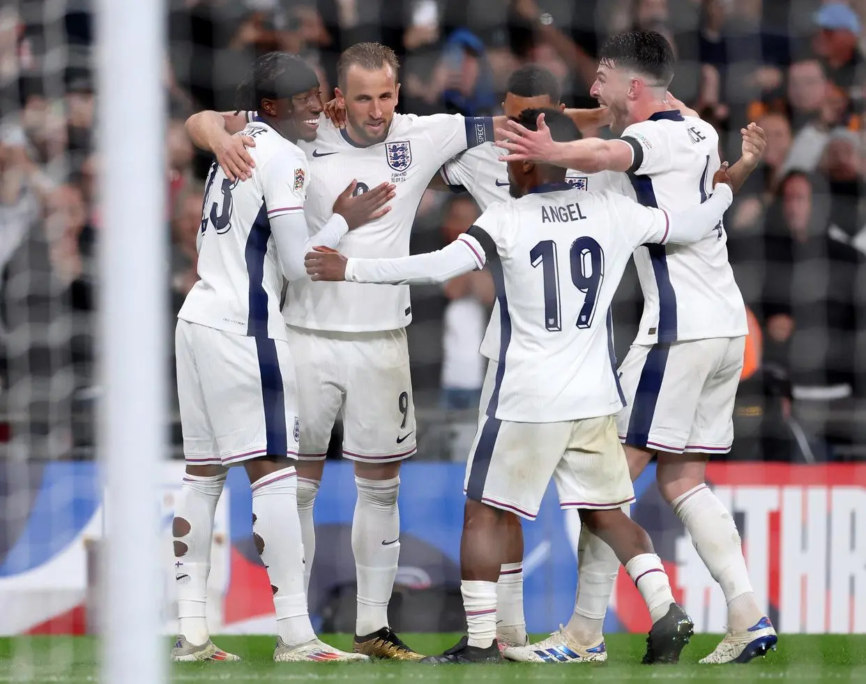 欧预赛比赛精彩对决，球员全力备战冠军荣耀争夺