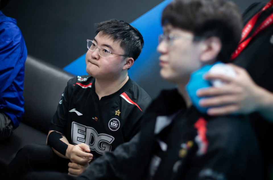 SHR翻盘WBG,Uzi开启传奇时刻入围赛3:0(广州) SHR翻盘WBG,Uzi开启传奇时刻入围赛3:0(广州)