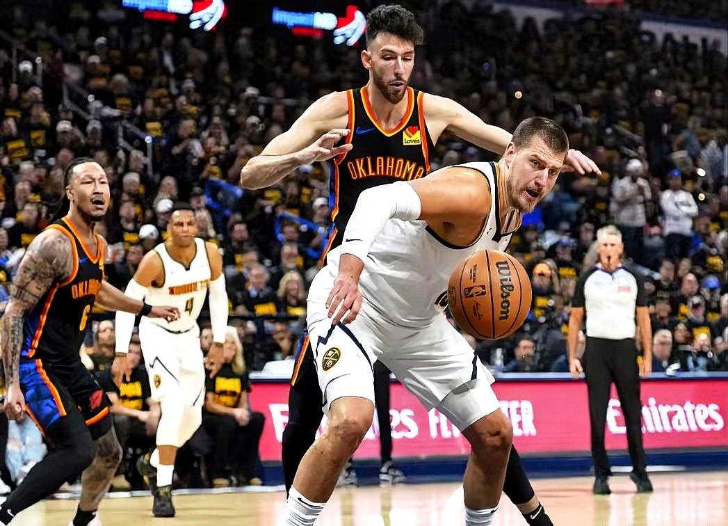 关于掘金碾压尼克斯，西蒙斯制霸全场的信息