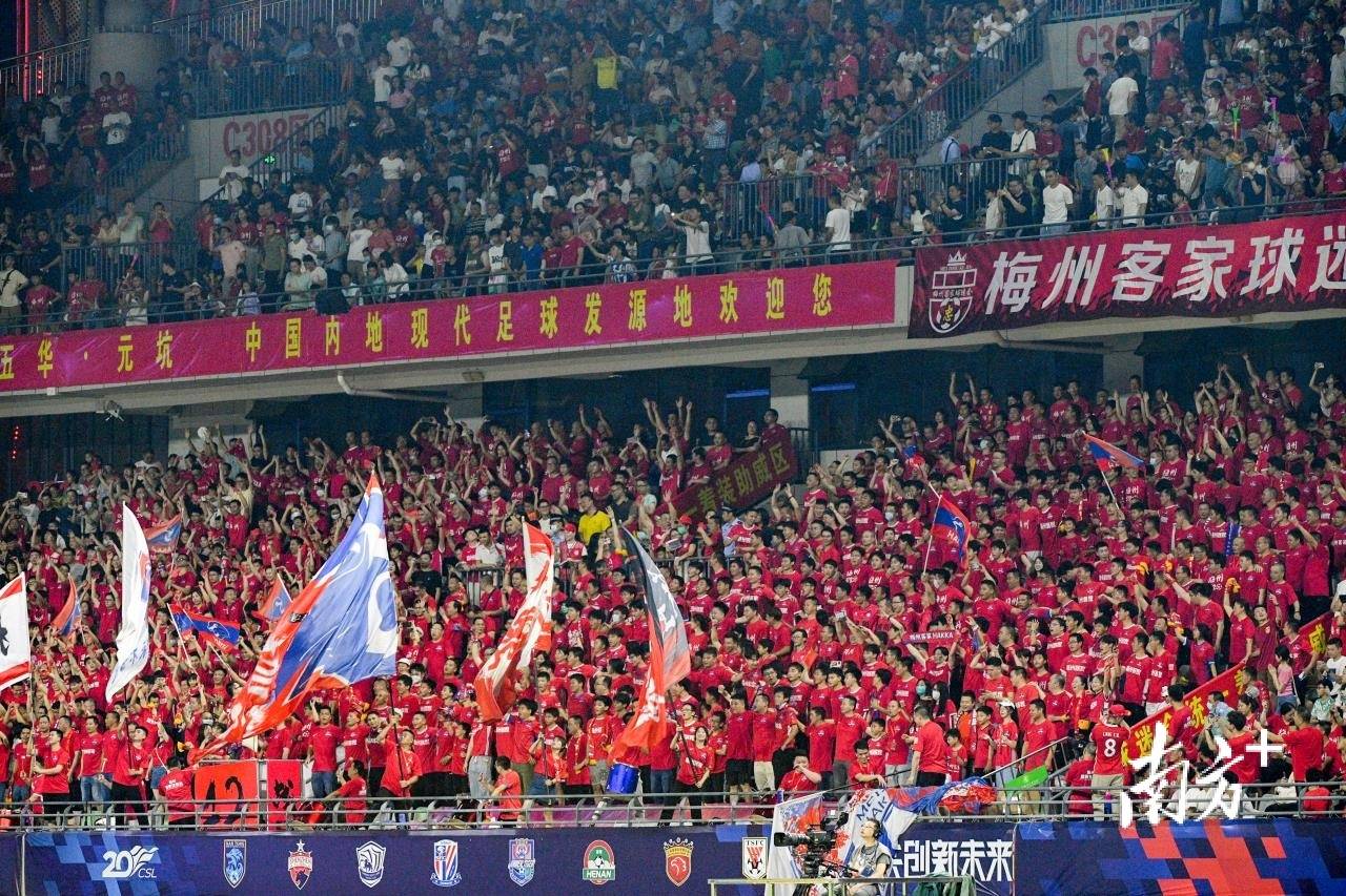 关于场面火爆！足球观众席沸腾不已的信息