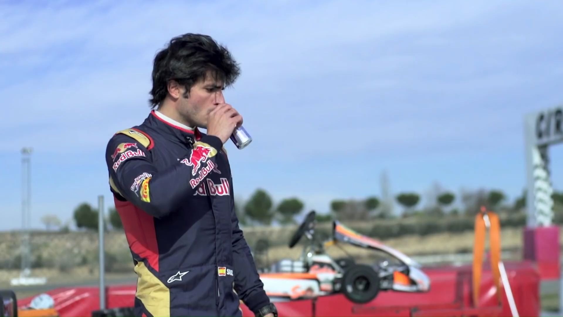 包含红牛二队险胜雷诺车队，阿隆索惊艳四座的词条