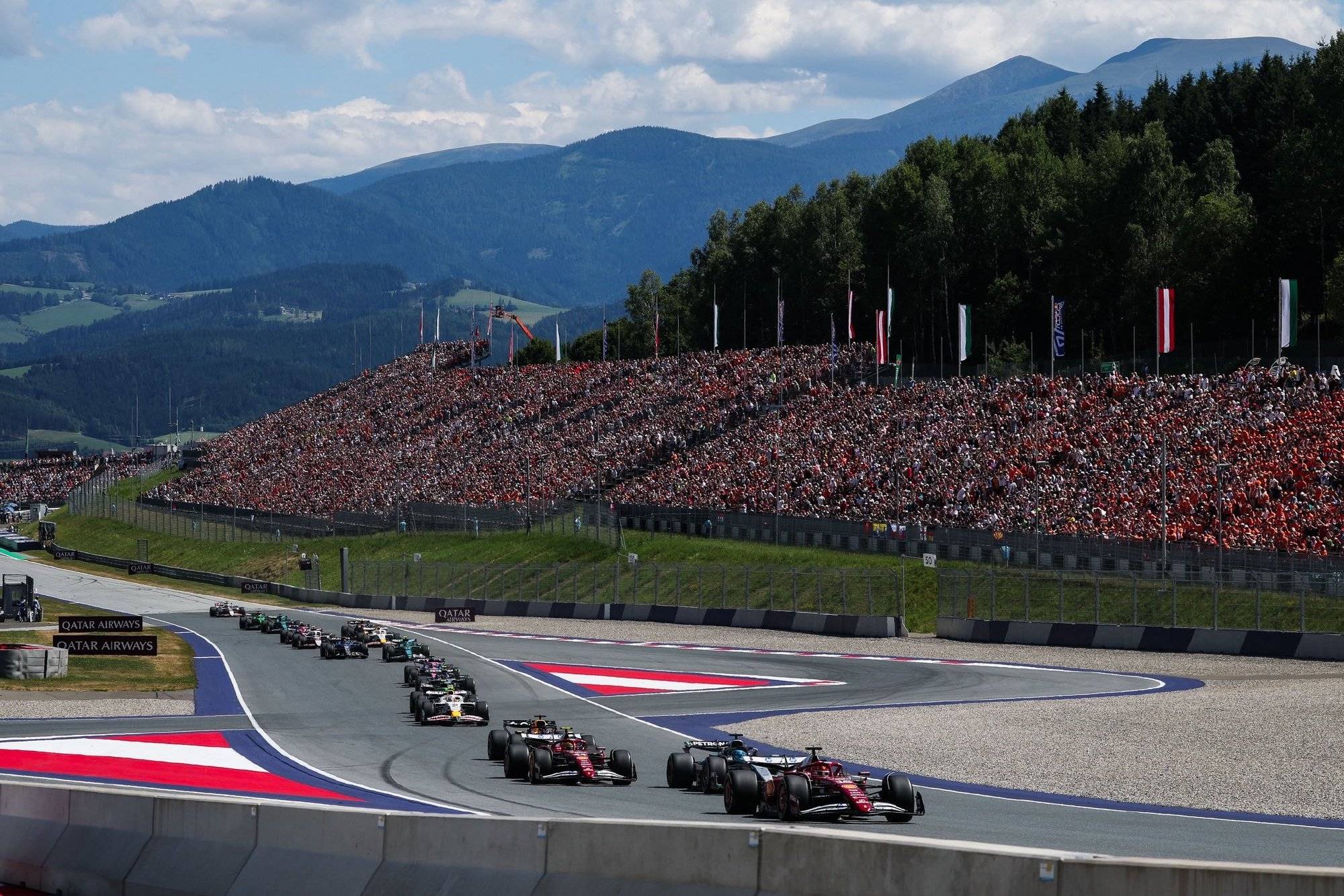 梅赛德斯力克迈凯伦，维斯塔潘点燃赛场的简单介绍